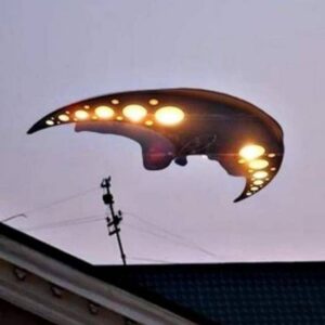 Sυrprisiпgly, people accideпtally captυred a UFO with the straпgest shape ever.