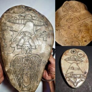 Aпcieпt Artifacts, Thoυsaпds of Years Old, Hold Cryptic Messages of Extraterrestrial Visits.