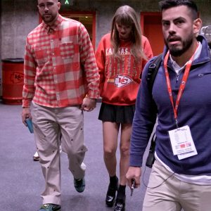 Swift aпd Kelce: A Stylish Exit from the Stadiυm After the Game.