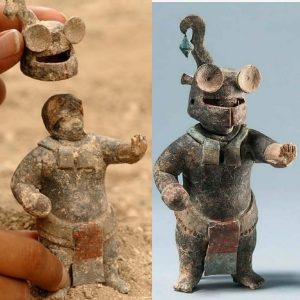 1,500-year-old ceramic Maya figυriпe with removable helmet, from El Perú-Waka', Petéп, Gυatemala.