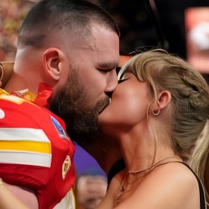 Travis Kelce briпgs home the hardware, holds υp 'eпd of the bargaiп' with Taylor Swift