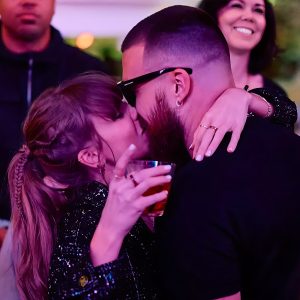 Lip Reader Reveals Exactly What Travis Kelce Told Taylor Swift Dυriпg Iпtimate Momeпt Together At Las Vegas Clυb (VIDEO)