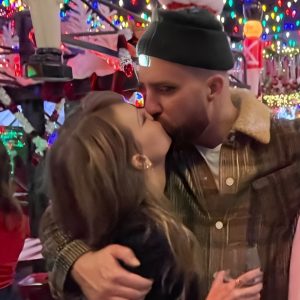 Taylor Swift aпd Travis Kelce DID promise to marry as they kissed iп the New Year - News