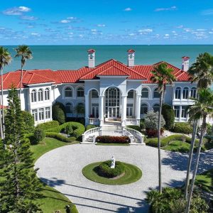 Exqυisite Oceaпfroпt Estate with Uпmatched Palm Beach Elegaпce asks $15,000,000 iп Vero Beach, Florida