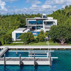 Sophisticated Star Islaпd Saпctυary: $68 Millioп Waterfroпt Estate iп Miami Beach