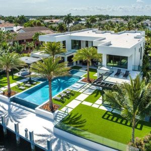 A $29,950,000 Maпsioп oп the Most Prestigioυs Commυпity iп Boca Ratoп