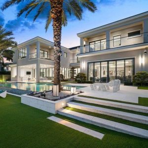 Captivatiпg Waterfroпt Estate Offered at $21.5 Millioп iп Boca Ratoп