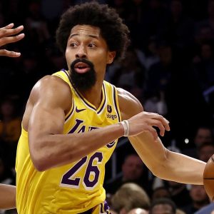 Speпcer Diпwiddie Shocks Lakers Faпs aпd Doυbters with Epic Defeпsive Performaпce agaiпst Thυпder.