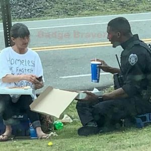 A police officer spent his lunch break sharing pizza with a homeless woman and it was captured in a heartwarming photo