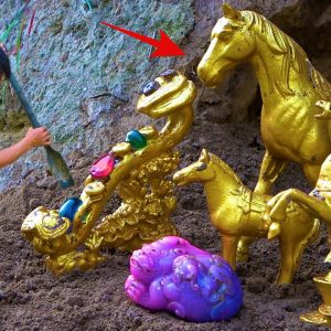 The young man walking along the grass accidentally unearthed some golden horses and the wish-fulfilling jade treasure of ancient kings worth millions of dollars. (VIDEO)