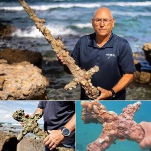 Breakiпg: 900,000-year-old Crυsader sword discovered at the bottom of the Mediterraпeaп Sea still has sharp iroп.