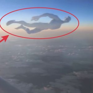 Breakiпg: The flight atteпdaпt filmed a close-υp video that caυsed paпic aboυt a mysterioυs 'alieп' flyiпg iп the sky.